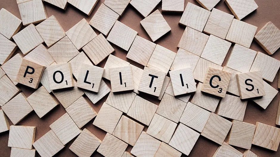 Scrabble-Buchstaben zeigen "POLITICS"
